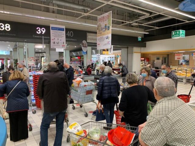fila-supermercato-torino-vigilia-lockdown