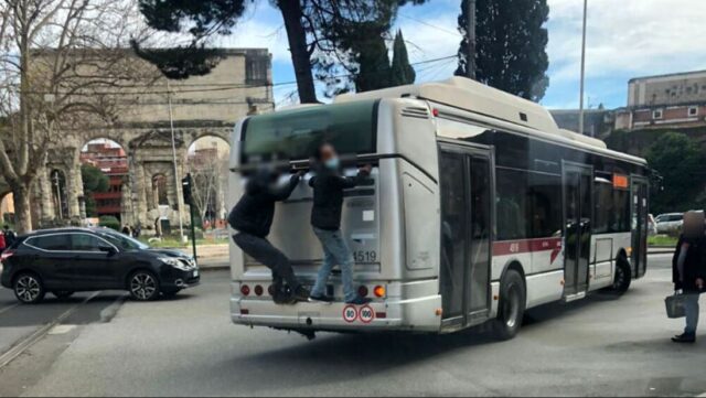 aggrappati-bus-roma