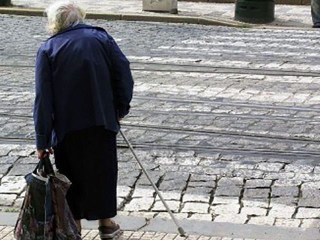 anziana-povera-vecchia-strada